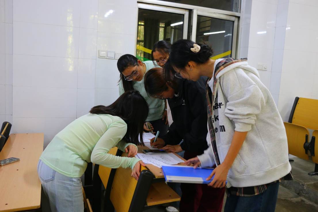 房间里的人们 AI 生成的内容可能不正确。