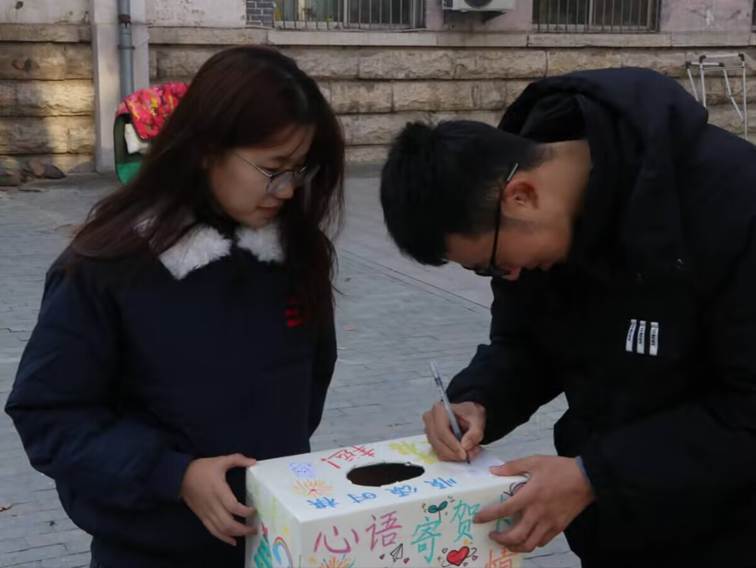 图片包含 人, 户外, 建筑, 女人 AI 生成的内容可能不正确。